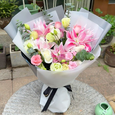 咸宁9朵玫瑰混搭百合，爱恋纯真无邪