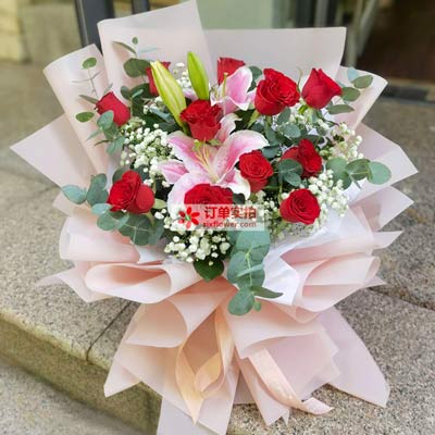 咸宁11朵红玫瑰百合，全世界里只有一个你